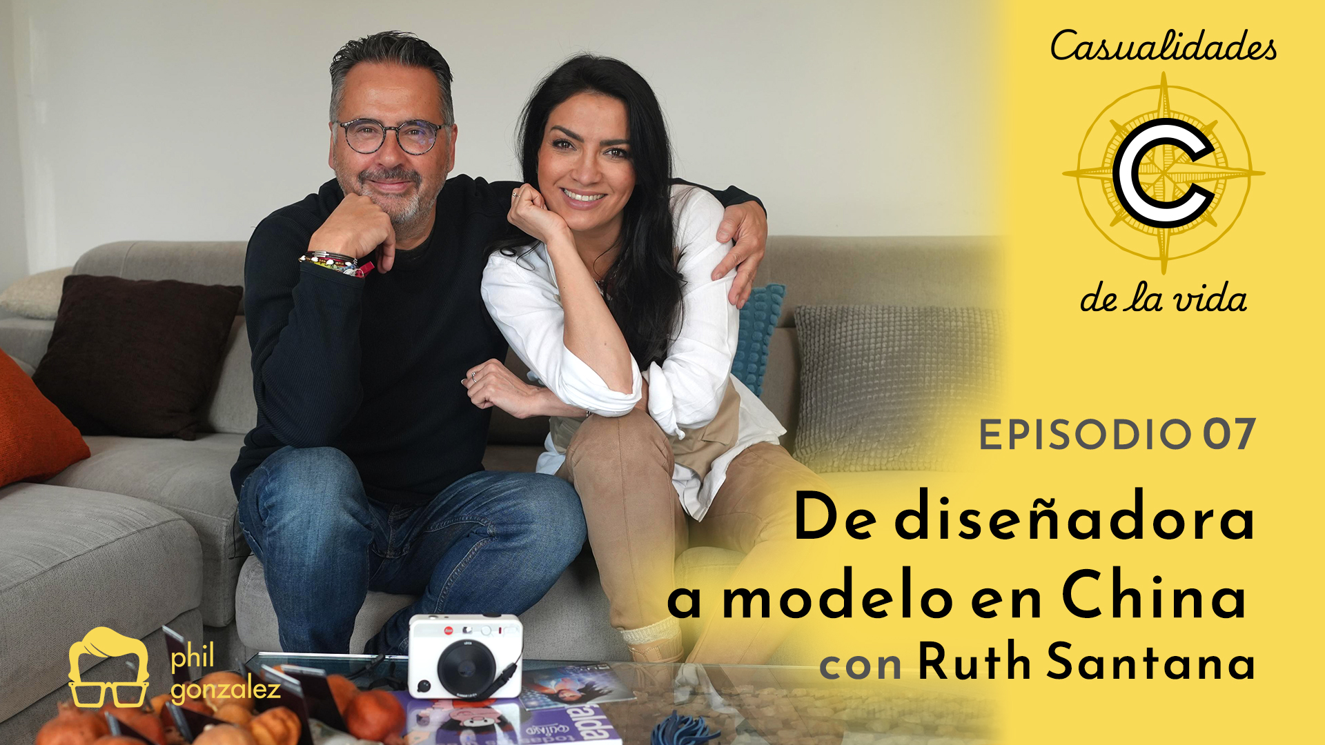 Phil y Aurora sentados en un sofá y sonriendo a la cámara.